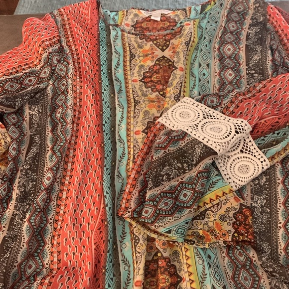 Bundle of Two gorgeous flowy top. Boho look one long sleeve & one short sleeve. - Picture 4 of 5